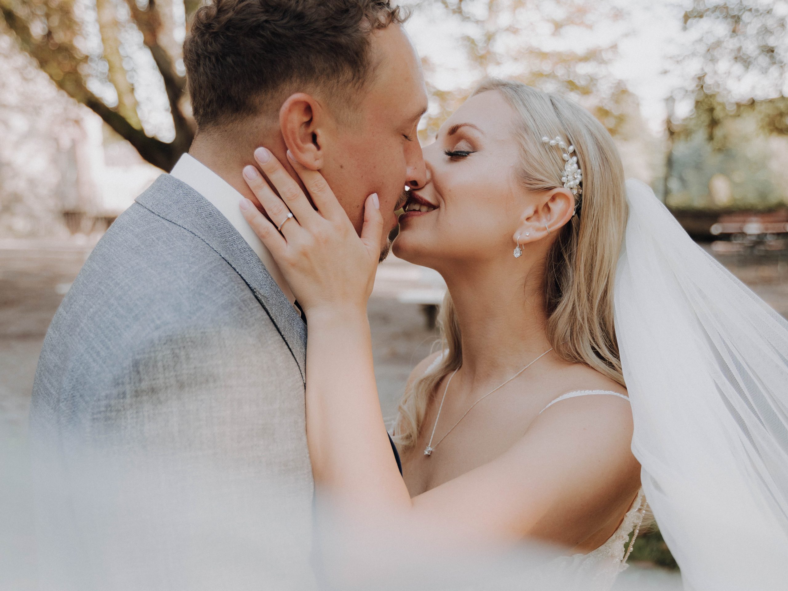 Brautpaar gibt sich einen Kuss