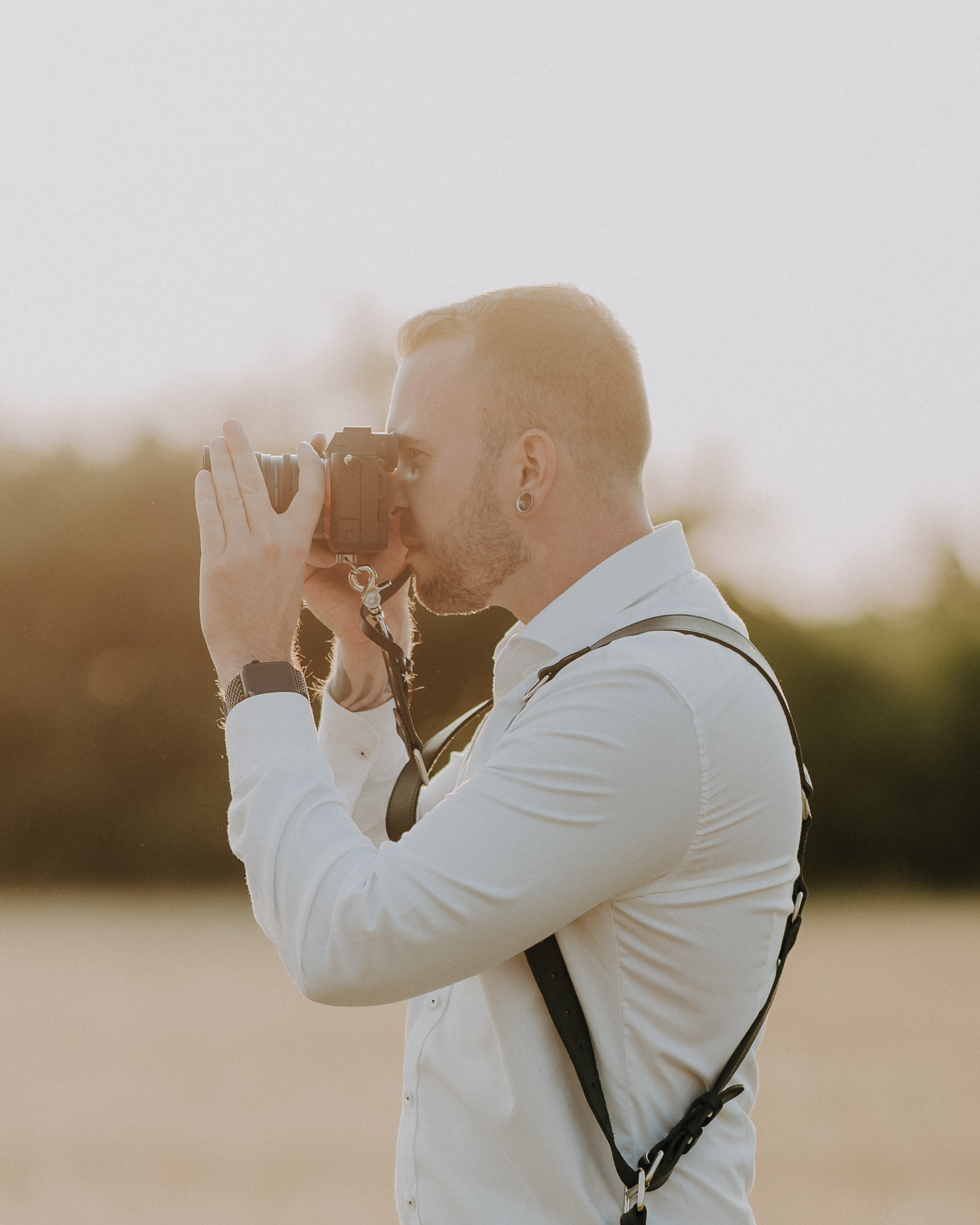 Hochzeitsfotograf hält Kamera
