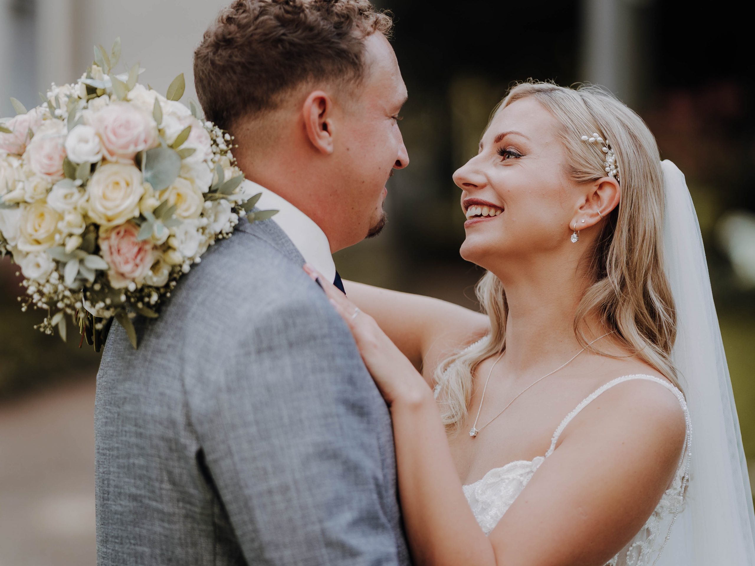 Brautpaar schaut sich verliebt in die Augen