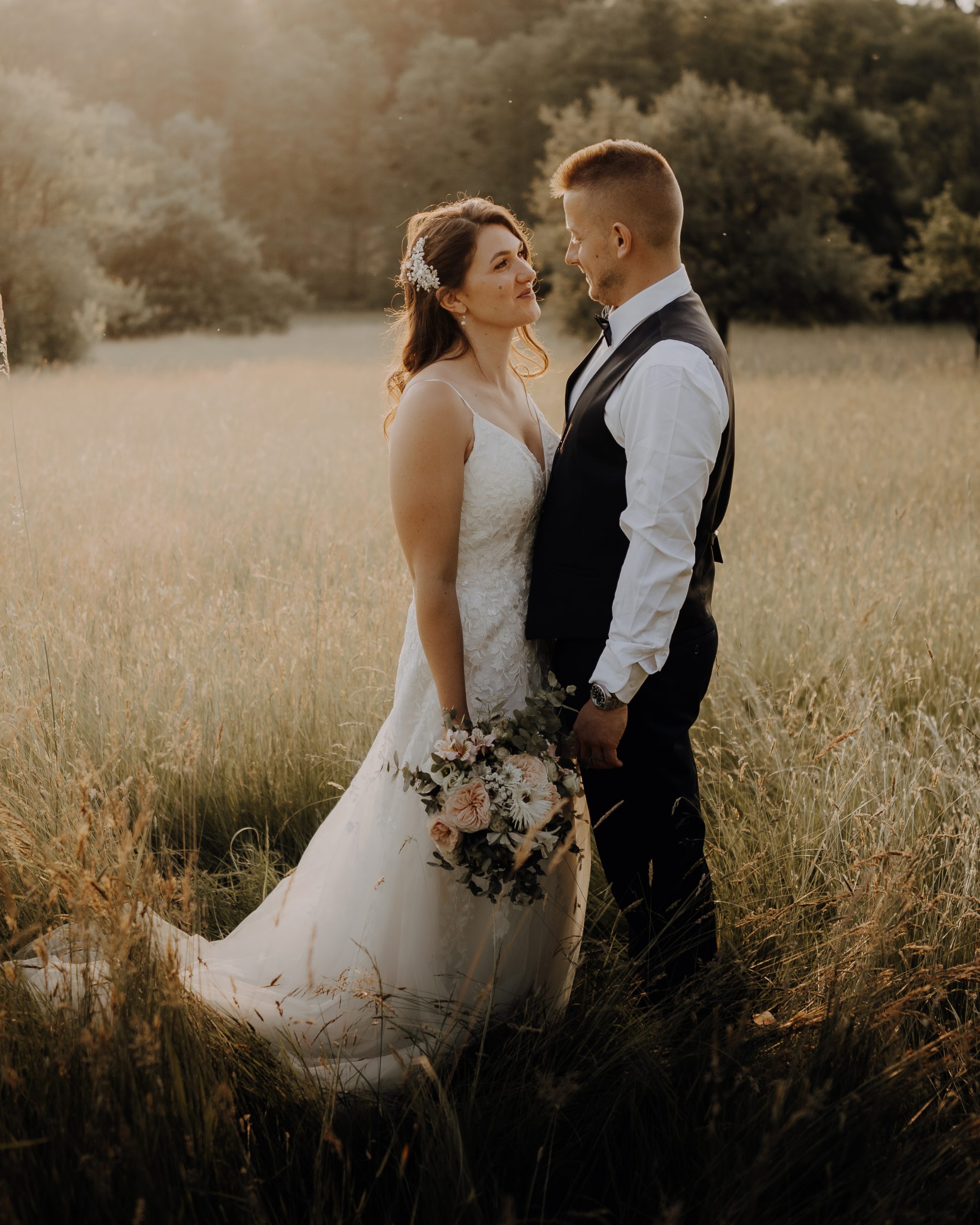 Die Braut schaut dem Bräutigam verliebt in die Augen