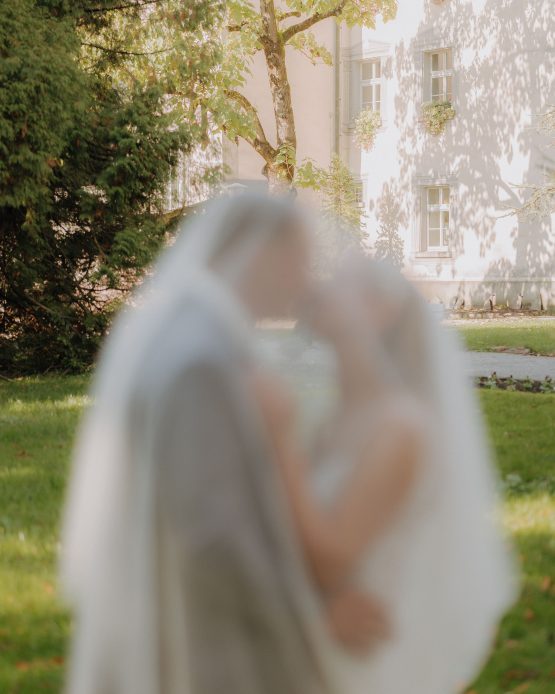 Brautpaar küsst sich