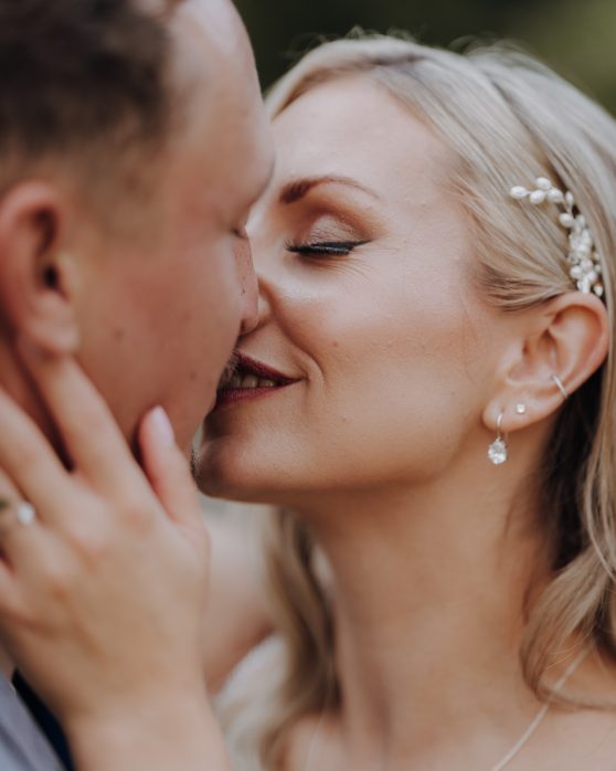 Ein leidenschaftlicher Kuss zwischen einem frisch getrautem Brautpaar