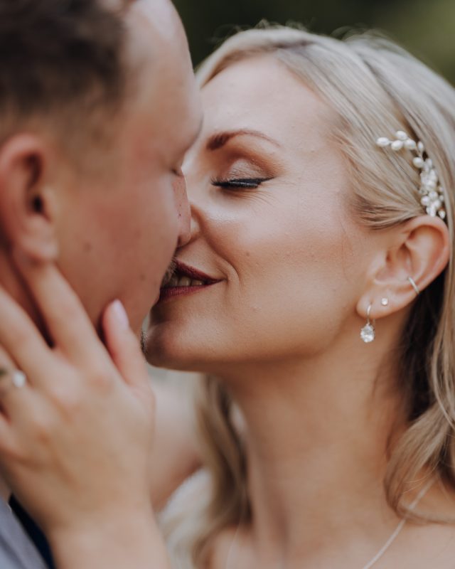 Ein leidenschaftlicher Kuss zwischen einem frisch getrautem Brautpaar