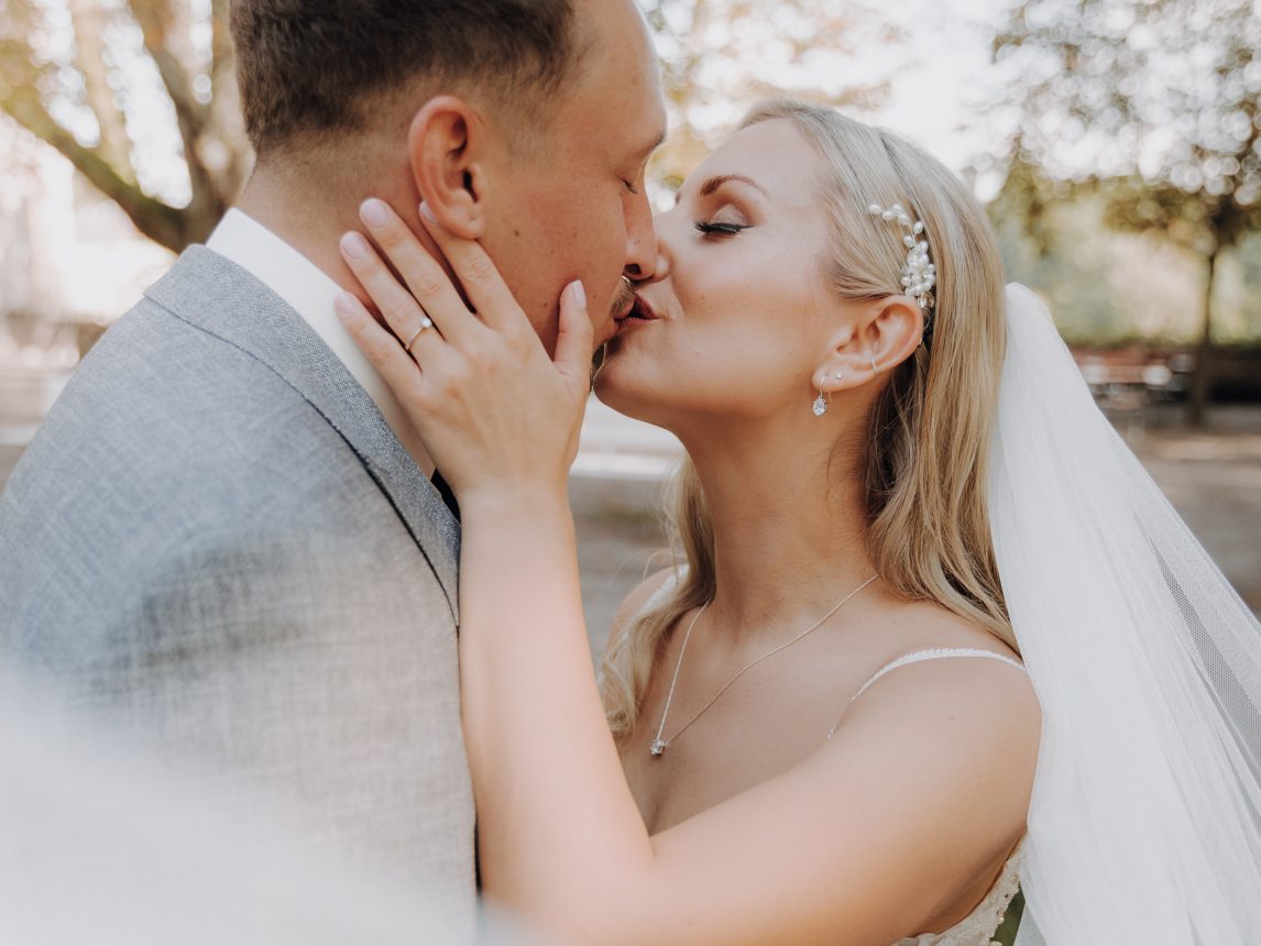 Ein Brautpaar küsst sich