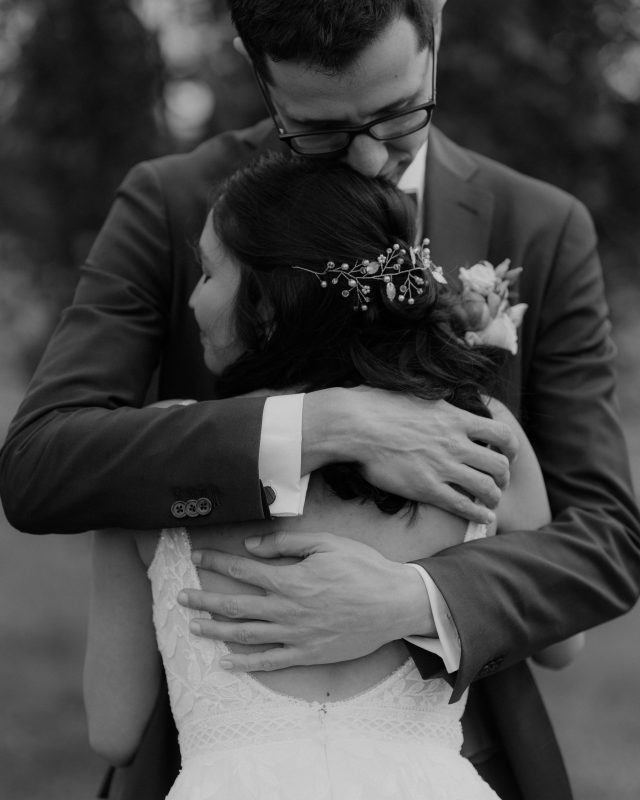 Ein verliebtes Paar umarmt sich