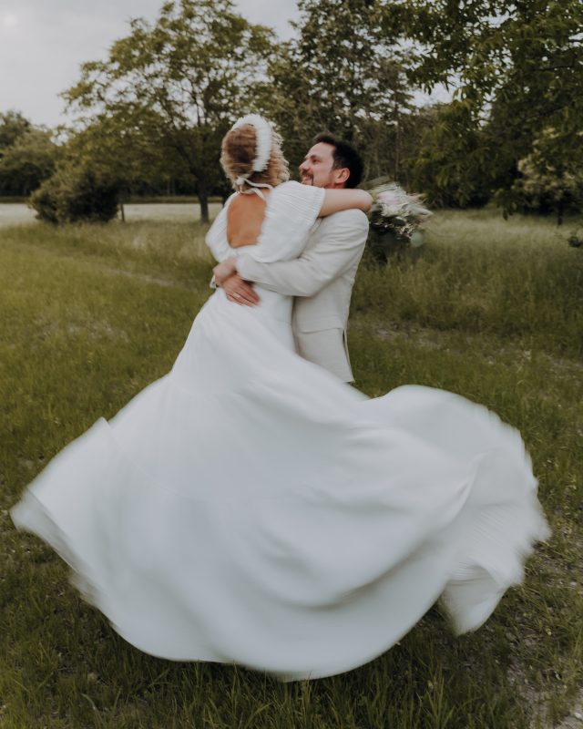 Der Bräutigam hebt die Braut hoch